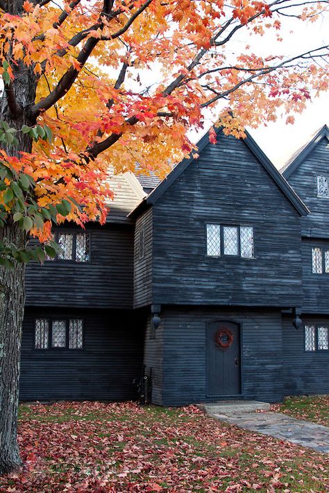 The John Ward House in Salem, MA is a First Period house built in 1684. Salem Witch House, Aaron Goodwin, Halloween Destinations, Haunted America, Salem Mass, Types Of Architecture, Witch Trials, Salem Ma, Salem Witch