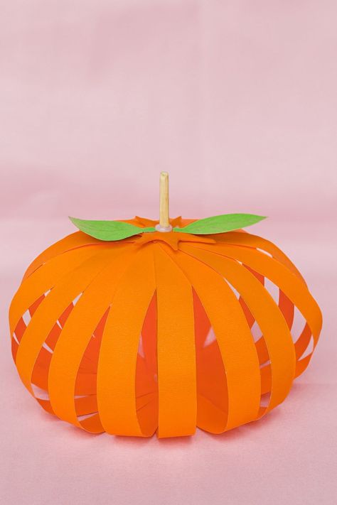 This 3D pumpkin is made from paper strips! It's a fun and quick pumpkin craft for kids and adults that makes fabulous fall decor. Pumpkin Crafts Kids, Paper Pumpkin Craft, 3d Pumpkin, Pumpkin Craft, Fun Fall Crafts, Fall Arts And Crafts, Fun Pumpkins, Pumpkin Art, Autumn Crafts