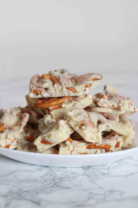 White Chocolate Pretzel Bark White Chocolate Pretzel Clusters, Cookies And Cream Bark, Buckeye Bark, Chocolate Pretzel Bark, White Chocolate Bark Recipes, Pretzel Bark Recipes, Pretzel Chocolate Bites, Quick And Easy Dessert Recipes, White Pretzels