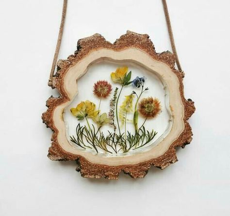 Pressed Botanical Art, Dried Flower Frame, Framed Flower Art, Pressed Flower Frame, Pressed Flower Crafts, Diy Resin Projects, Eco Resin, Epoxy Resin Crafts, Pressed Flower Art