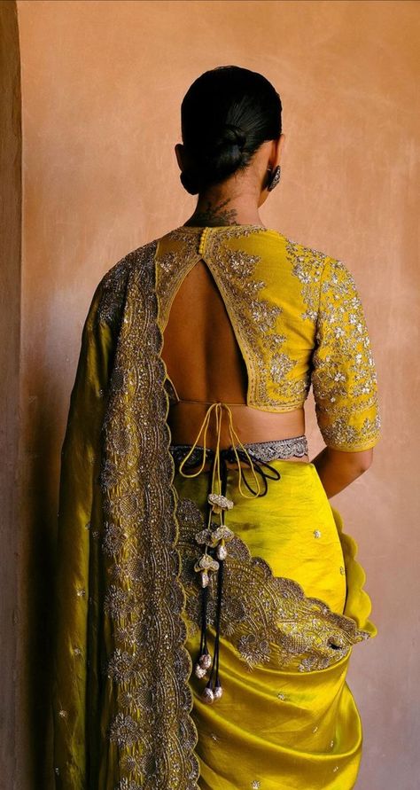 Bengali Blouse Designs, Heavy Blouse Designs, Sabyasachi Blouse, Wedding Wear Pakistani, 50 Blouse Designs, Long Tunic Dress, Traditional Blouse Designs, Latest Model Blouse Designs, Fashionable Saree Blouse Designs