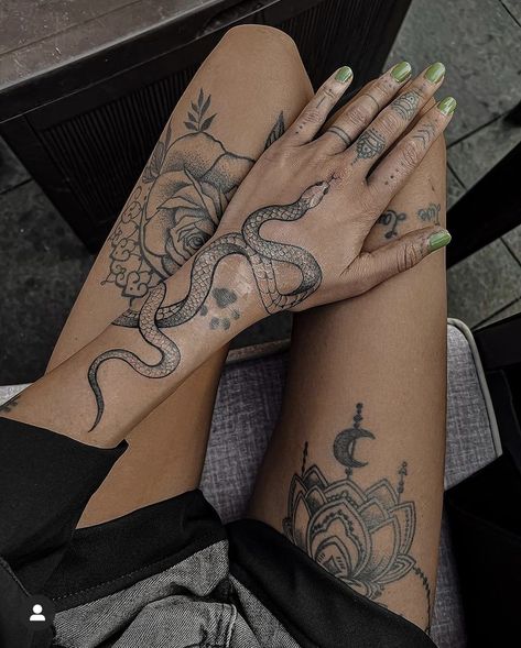 Wrap Around Wrist Tattoos, Hand And Finger Tattoos, Snake Tattoo Design, Hand Tattoos For Women, Wrist Tattoos For Women, Knee Tattoo, Classy Tattoos, Snake Tattoo, Elegant Tattoos