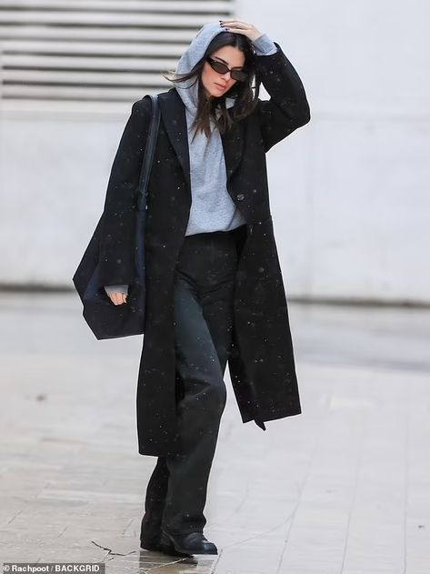 Kandal Jenner, Black Coat Outfit, Kendall Jenner Street Style, Celeb Street Style, Trench Coat Outfit, Kendall Style, Kendall Jenner Outfits, Coat Outfit, Jenner Outfits