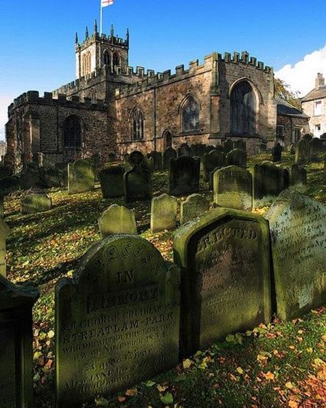 Medieval Barnard castle and cemetery, England. Some of the graves date back to the 1300s. Castle England, Old Cemetery, Barnard Castle, Chateau Medieval, Famous Castles, Chateau France, Old Churches, Beautiful Castles, Ireland Scotland