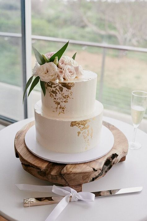 I like the idea of incorporating gold accents but this placement seems a bit too chaotic/random to me Wedding Cake Two Tier, Log Cake Stand, White And Gold Wedding Cake, Log Cake, Wedding Cake Photos, Buttercream Wedding Cake, Wooden Log, Simple Wedding Cake, Engagement Cakes