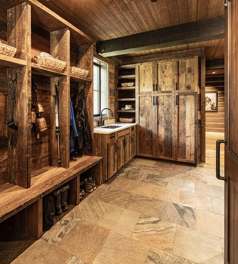 Hunting Lodge Mudroom, Hunting Man Cave Ideas Rustic, Ranch Mudroom Ideas, Hunting Lockers Mud Rooms, Rustic Master Closet, Rustic Mudroom Ideas, Hunting Storage Room, Hunt Club Decor, Hunting Gear Organization