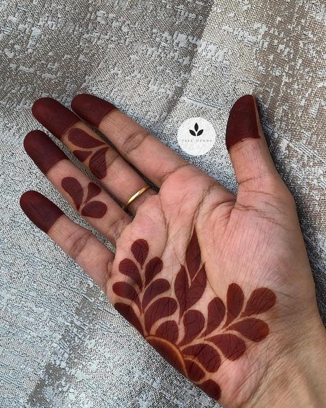 Designer Pretty Blouses on Instagram: “How cute are these subtle yet elegant henna designs 😍 ( via : @taec_henna ) #henna #hennalove #mehendi #hennaart #bridalhenna…” Back Mehandi Designs, Elegant Henna Designs, Gorintaku Designs, Elegant Henna, Jagua Henna, Mehndi Designs For Kids, Very Simple Mehndi Designs, Simple Mehndi Designs Fingers, Modern Mehndi Designs