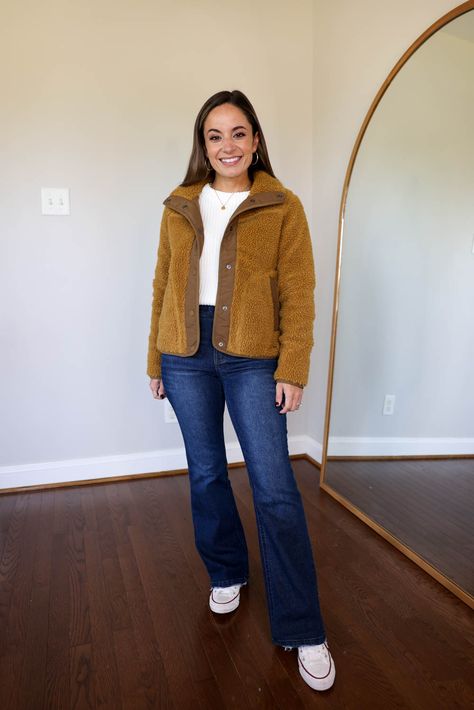 Casual Outfits for Fall with Bootcut Jeans - Pumps & Push Ups Bootcut Jeans Outfit Casual Winter, Bootcut Jean Outfits Fall, Shoes For Bootcut Jeans, Bootcut Jeans Outfit Winter, Bootcut Jeans Outfit Casual, Shoes To Wear With Bootcut Jeans, Flare Jeans And Sneakers, Styling Flare Jeans, Boot Cut Jeans Outfit