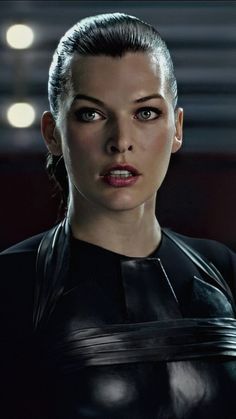 Resident Evil Afterlife, Resident Evil Costume, Alice Resident Evil, Resident Evil Movie, Resident Evil Alice, Milla Jovovich, Slick Hairstyles, Model Face, Gorgeous Eyes