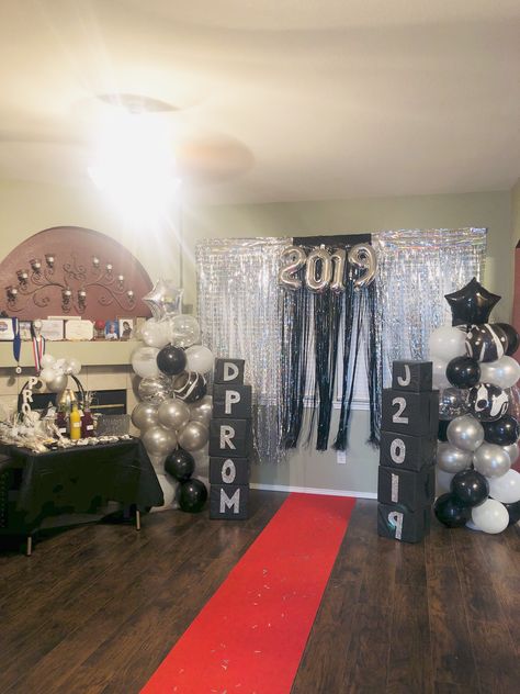 Prom At Home Ideas, After Prom Party Ideas, Prom Decoration Ideas High Schools, Adult Prom Party Ideas, Prom Decoration Ideas For Home, Prom Send Off Ideas Decorations, Prom Decorations Diy, Starry Night Wedding Theme, Prom Party Ideas