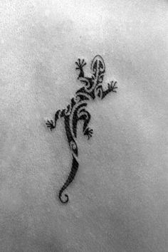 Gecko Tattoo, Lizard Tattoo, Maori Tattoo Designs, 1 Tattoo, Maori Tattoo, Foot Tattoo, Tattoos Gallery, Dope Tattoos, Simplistic Tattoos