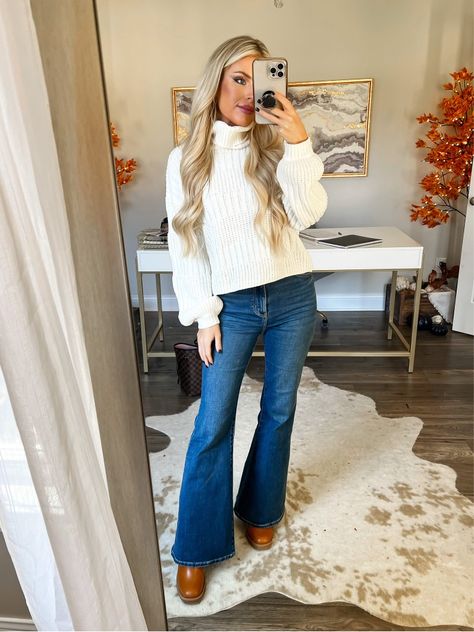 Bell Bottom Jeans Outfit Casual, Bottom Jeans Outfit, Country Fall Outfits, Bell Bottom Jeans Outfit, Flare Jeans Outfit, Jeans Outfit Winter, Cute Country Outfits, Western Style Outfits, Jeans Outfit Casual