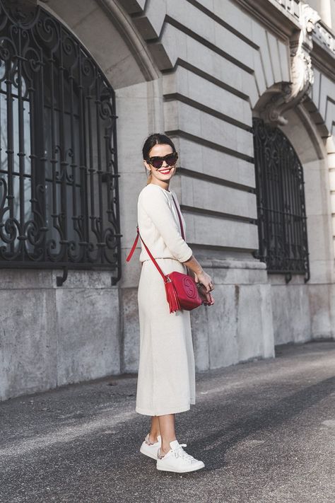 white on white with a pop of red Red Purse Outfit, Red Bag Outfit, Gucci Disco Bag, Gucci Disco, White Dress Outfit, Street Style Bags, Handbag Outfit, Collage Vintage, Red Bag