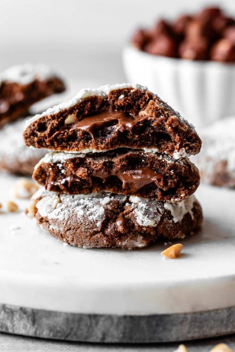 Nutella Crinkle Cookies —> don’t over bake, use 11 min timer. 😋 Chocolate Nutella Cookies, Desserts Board, Christmas Chronicles, Christmas Bakes, Cookie Bowls, Crinkle Cookies Recipe, Chocolate Crinkle, Sally's Baking, Chocolate Crinkle Cookies