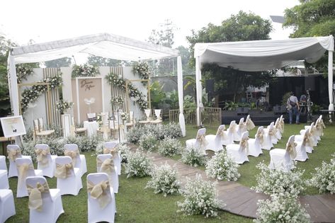 Minimal Wedding Decor Ceremony Backdrop, Konsep Pernikahan Outdoor, Konsep Wedding Outdoor, Dekorasi Wedding Outdoor, Dekorasi Wedding Simple, Wedding Outdoor Decoration, Indoor Wedding Decorations, Outdoor Tent Wedding, Wedding Stage Backdrop