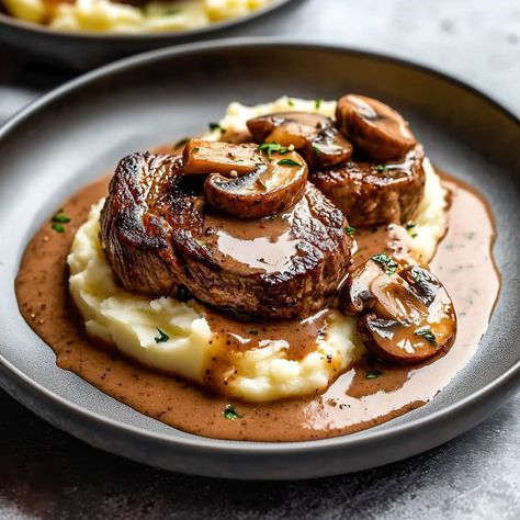 Steak House Sides, Steak Aesthetic, Steak Diane Recipe, Steak With Mushrooms, Steak And Mashed Potatoes, Mushroom Sauce Steak, Beef Stews, Steak Diane, Mignon Steak