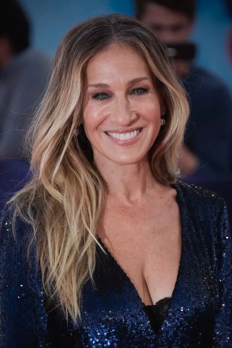 Long Layered Hair: Sarah Jessica Parker. Blonde tresses with long layers and piecey texture. Click through for 21 long layered haircut ideas. #haircuts #hairideas #hairstyles #layers #longhair Sarah Jessica Parker Hair, Sara Jessica Parker, Growing Your Hair Out, Long Face Shapes, Big Curls, Long Faces, Sarah Jessica, Long Blonde, Long Blonde Hair