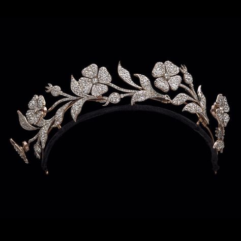 Wild Rose Tremblant Tiara - Circa 1830. This tiara is also convertible into five floral spray brooches Rose Tiara, Tiara Floral, Country England, Jewellery Diamonds, Floral Tiara, Tiaras Jewellery, Beautiful Tiaras, Royal Tiaras, Diamond Tiara