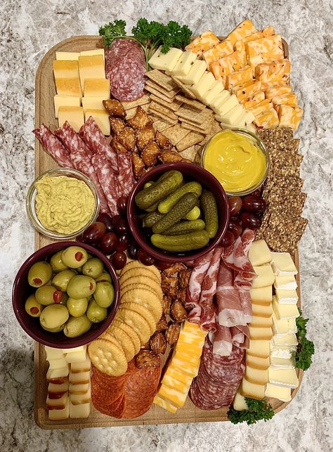 Sharkutery Board Ideas, Christmas Charcuterie Board Ideas Sweets, Sharkutery Board, Snack Platter Ideas Simple, Charcuterie Board Set Up, Ideas For First Date, Food Boards For Parties, Best Charcuterie Board Ideas, Cuterie Board