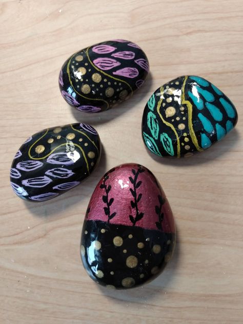 Metallic Rock Painting, Metallic Painting, Rock Painting Patterns, Hand Painted Rocks, Dot Painting, Painting Patterns, Rock Painting, Metallic Paint, Rock Art