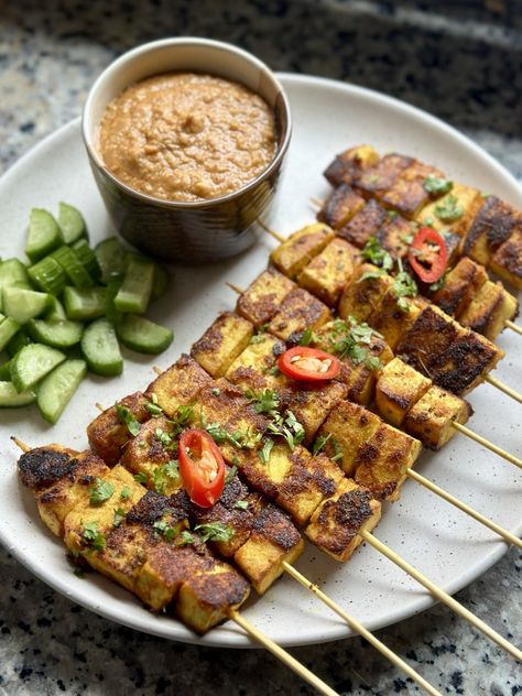 The best vegan satay includes marinated tofu on skewers pan fried and served with a sweet and spicy peanut sauce! Vegan Satay, Satay Sauce Recipe, Tofu Satay, Tofu Skewers, Vegan Bean Burger, Grilled Cheese With Tomato, Roasted Eggplant Dip, Cucumber Noodles, Red Curry Sauce