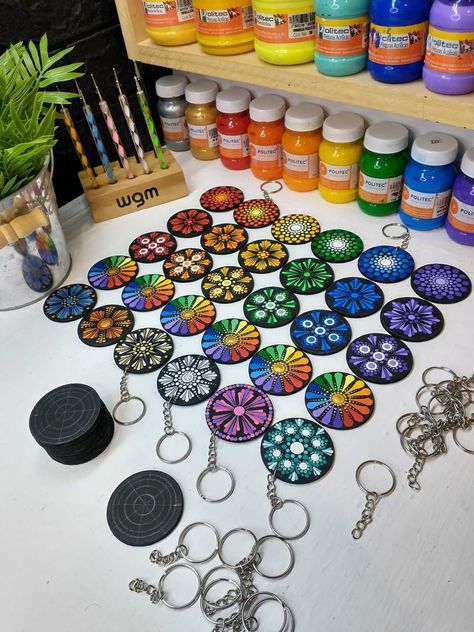 Mini Dot Mandala Art, Mosaic Art Diy, Mandala Jewelry, Mandala Art Therapy, Diy Wall Art Decor, Bookmark Craft, Mandala Art Lesson, Mandala Artwork, Keychain Design