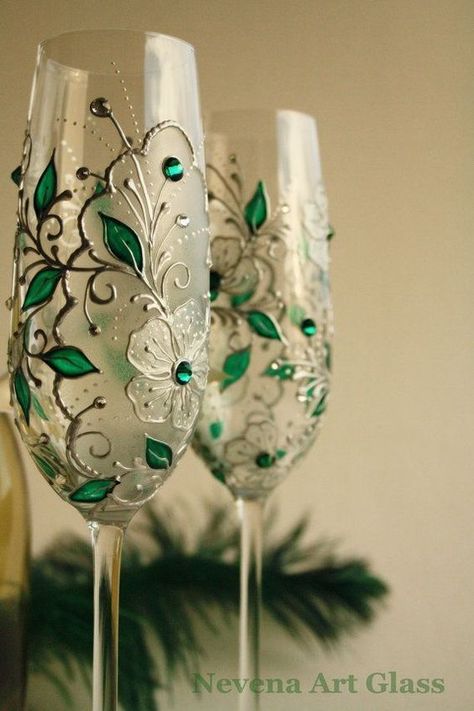 Quinceañera Themes Ideas Green, Crystal Glasses Wedding, Emerald Design, Freetime Activities, Beautiful Glasses, Decorated Wine Glasses, Hand Painted Glasses, Glass Painting Designs, Emerald Crystal