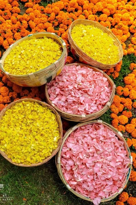 Haldi Basket Decoration, Holi With Flowers, Haldi Mehendi Decor, Haldi Event Ideas, Haldi Photobooth, Haldi Flowers, Mandap Flowers, Haldi Aesthetic, Manali India