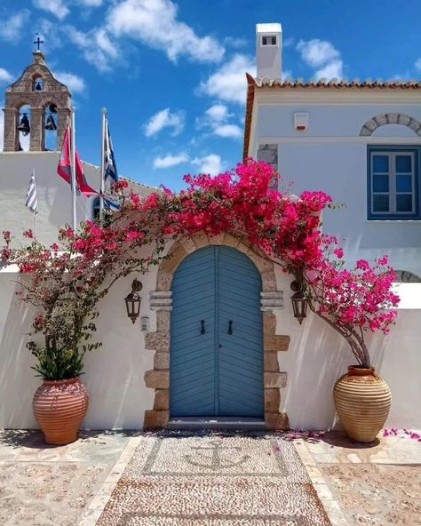 Greek Garden, Santorini House, Latest Living Room Designs, Greek House, Amazing Landscapes, Mediterranean Style Homes, Minimal House Design, Spanish Style Homes, Samos