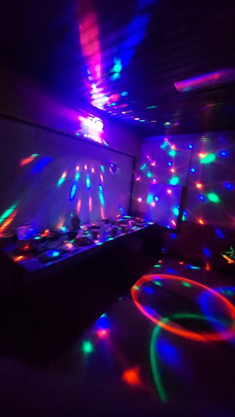 New Years Party Ideas At Home Friends, House Party Set Up, Club Theme Party Ideas At Home, Nyc Birthday, Neon Nights, Nightclub Party, Party Inspo, 18th Birthday Party, 14th Birthday