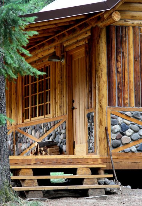 Earn Your Wilderness Stripes at the Minam River Lodge - Gardenista Vertical Log Cabin, Cozy Cabin In The Woods, Warm Meals, Little Cabin In The Woods, Log Cabin Rustic, Cabin Exterior, Eastern Oregon, River Lodge, Cabin Living