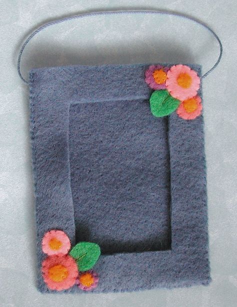 cute picture frame ornament Felt Photo Frame Diy, Felt Polaroid Frame, Felt Picture Frame Ornament, Felt Picture Frame, Felt Photo Frame, Cute Picture Frame, Felt Frame, Picture Frame Ornament, Frame Ornaments