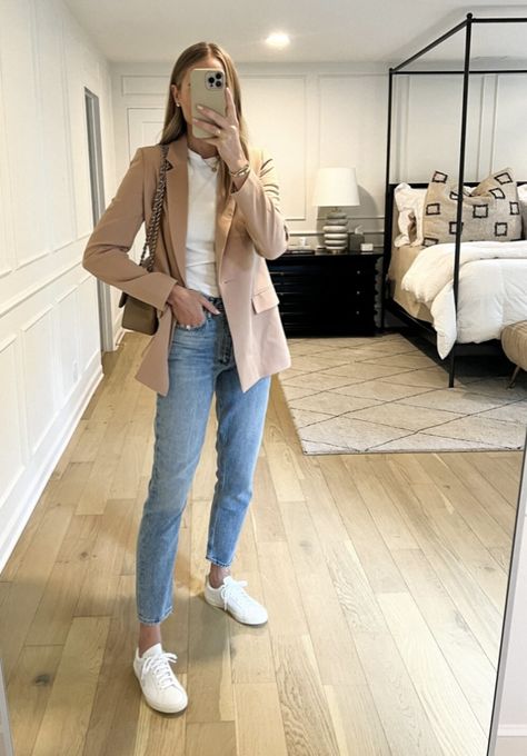 Tan Blazer Outfit, Blazer And Sneakers Outfit, Tan Blazer Outfits, Sneakers Outfit Work, Shacket Outfit, Veja Esplar, Jeans And T Shirt Outfit, Jeans Outfit Fall, Work Fits