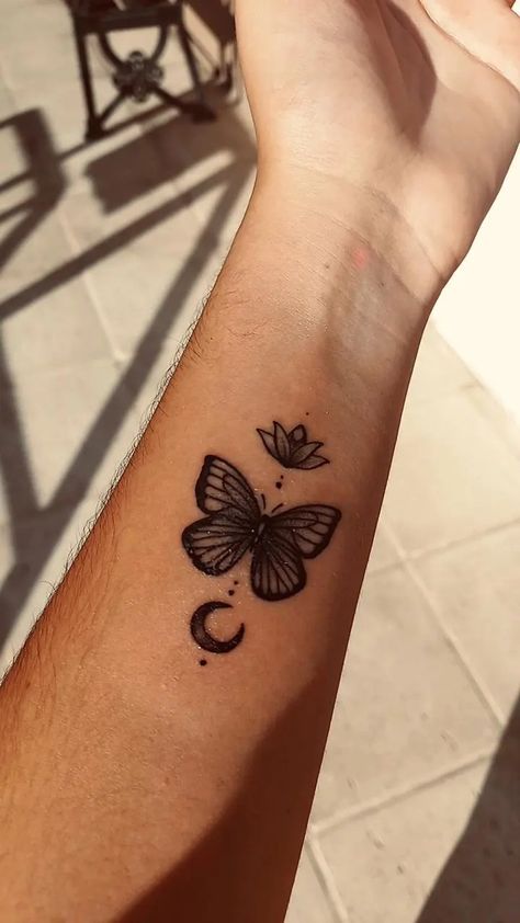 butterfly tattoo | tattoo | aesthetic tattoo | 🦋 Mehndi Designs On Wrist, Butterfly Drawing Mehndi, Tattoo Style Mehndi, Butterfly Tattoo Men Hand, Aesthetic Henna Butterfly, Mehendi Tatoos Design, Aesthetic Mehendi Designs Butterfly, Aesthetic Mehndi Butterfly, Mehndi Tattoo Butterfly