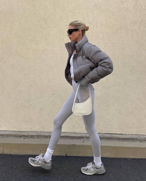 Gray Puffer Jacket Outfit, Winter Vacation Outfits, Puffer Outfit, Grey Puffer Jacket, White Puffer Jacket, Puffer Jacket Outfit, Look Adidas, Grey Puffer, Estilo Indie