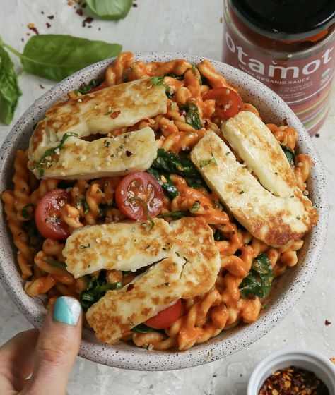 Halloumi Pasta Bake, Meals With Halloumi, Halloumi Pasta Recipes, Chicken And Halloumi Recipes, Halloumi Meals, Hallumi Recipes Dinner, Halloumi Recipes Dinner, Uni Food Ideas, Halloumi Tomato