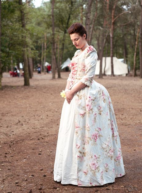 A l'Anglaise 1600 Dresses, 1700 Dress, 1900 Dresses, 1700s Dresses, French Dresses, 1700 Fashion, Gugu Mbatha Raw, 17th Century Fashion, Colonial Dress