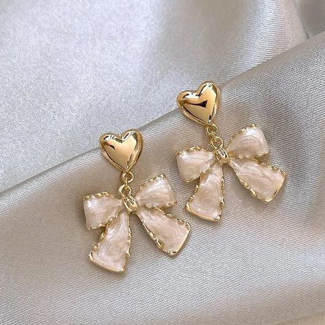 Bows Are All The Rage And These Sweet Bow Earrings With A French Vintage Twist In Pink And Lavender Are A Great Earring To Show Off The Trend. Vthey Are So Pretty! Girly Items, Jewelry Coquette, Unusual Accessories, Coquette Jewelry, Sports Banquet, Shabby Chic Jewelry, 2024 Ideas, Pink And Lavender, Sweet Earrings