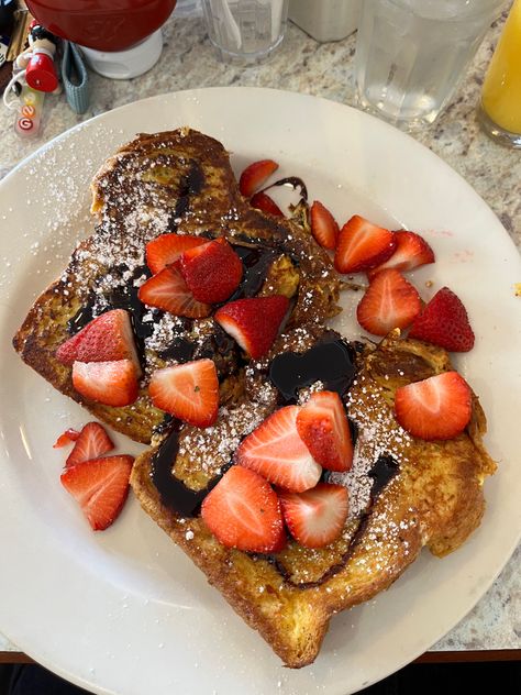 Breakfast Ideas For Boyfriend, French Toast With Strawberries, Toast With Strawberries, Breakfast French Toast, Nutella Bread, Strawberry Nutella, Strawberry Bread, Bakery Foods, French Toast Breakfast