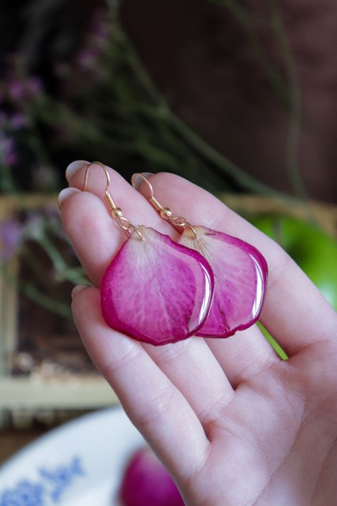 Elegant earrings with real red rose petals, perfectly preserved in a crystal resin. Don’t forget to check the red rose petal pendant to complete this jewellery set🌹 All my products come in gift paper, and ready to give to the ones you love!🎁 All my jewelry is handmade, so they’re all unique. All items are made to exceed my high standards, but because I’m working with organic material, slight imperfections can occur.🌿 All items are made with nontoxic Artline Epoxy Crystal and organically grown Epoxy Crystal, Diy Resin Earrings, Polymer Flowers, Pressed Flower Crafts, Flower Resin Jewelry, Resin Crafts Tutorial, Diy Jewelry Earrings, Plant Jewelry, Red Rose Petals