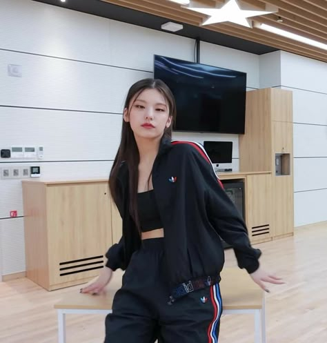 Yeji Dance Practice Outfit, Itzy Performance, Yeji Dance, Yeji Photos, Yeji Pics, Dance Practice Outfits, Yeji Hwang, Ideal Girl, Dance Outfits Practice