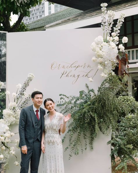 Bangkok Wedding, Photo Booth Backdrop Wedding, Wedding Reception Backdrop, Engagement Decor, Booth Backdrops, Simple Wedding Decorations, Wedding Backdrop Design, Wedding Backdrop Decorations, Backdrop Wedding