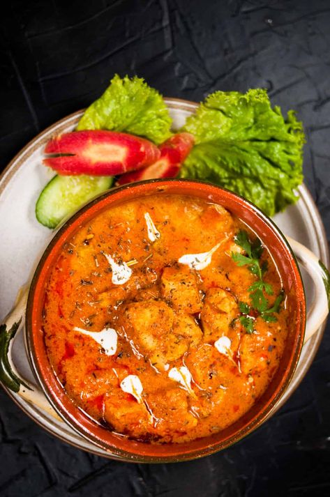 Many versions of chicken hands as evolved over time, this is the basic chicken handi recipe that can be used to make more flavors. Chicken Handi Recipes, Handi Chicken, Chicken Handi, Fast Healthy Dinner, One Pot Cooking, Indian Chicken Recipes, Red Chicken, Yummy Chicken, Bamboo Architecture