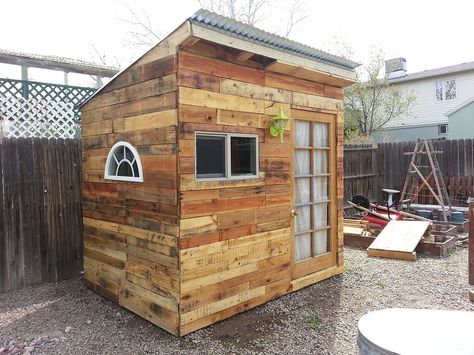 Building a Garden Shed From Pallets Pallet Games, Pallet Homes, Cheap Cabin, Pallet Sheds, Pallet Shed Plans, Pallet Tree, Pallet Barn, Pallet Playhouse, Pallet Shed