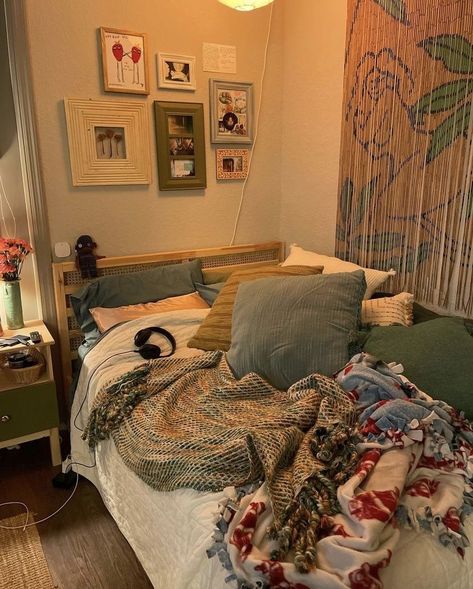 Room Ideas Cozy Vintage, Dorm Room Ideas Grunge, Dorm Room Ideas Bohemian, Guys College Dorm, Vintage Dorm Room Ideas, Dorm Room Vintage, Apartment Manifestation, College Dorm Room Ideas For Guys, Room Ideas Grunge