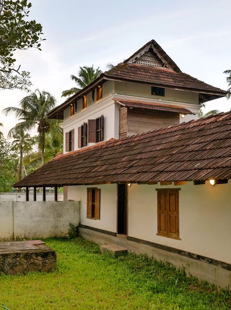 Traditional house conserved by Benny Kuriakose and Associates Manduva House, Traditional Kerala House, Kerala Traditional House, Elevation Ideas, Kerala Architecture, Sloping Roof, Wooden Sofa Set Designs, Neri Hu, Bungalow Exterior