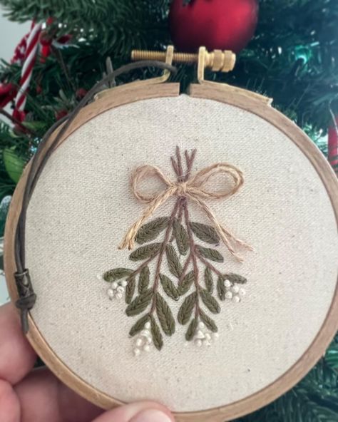 Tea Towel Embroidery Ideas, Embroidery Mistletoe, Embroidered Ornaments Diy, Embroidery Ornaments Diy, Simple Christmas Embroidery, Embroidered Mistletoe, Diy Mistletoe, Mistletoe Embroidery, Mistletoe Diy