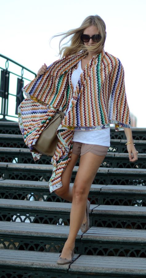 Gray sweater shawl with tank and shorts with heels Shawl Outfit, Missoni Scarf, The Blonde Salad, Scarf Outfit, Secret Places, Spring Summer Outfits, Missoni, Fashion Sense, Style Me Pretty