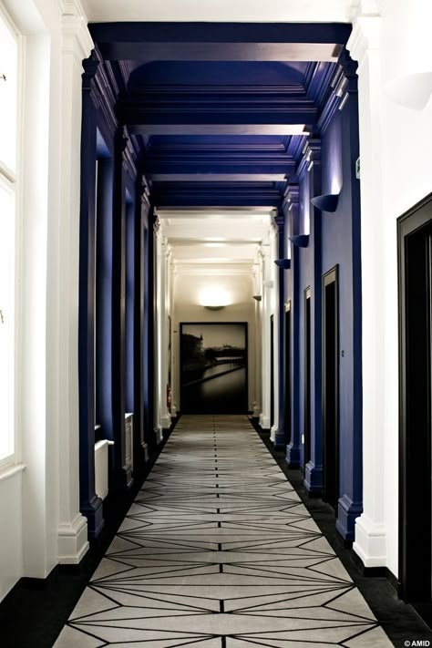 Long Hallways Interior Design, Hotel Corridor Design, Art Deco Style Interior, White Hallway, Lift Lobby, Interior Design Colleges, Hotel Corridor, Corridor Design, Corridor Lighting