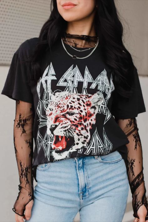 Edgy Concert Outfits Band T Shirts Outfits, Def Leppard Concert Outfit, Concert Outfit Ideas Black, Band Tshirt Outfit, Graphic Tee Outfit Fall, Grunge Closet, Edgy Concert Outfit, Band Shirt Outfits, Edgy Outfits Grunge